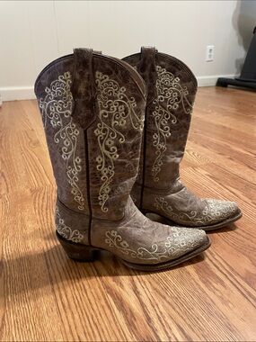 Corral girl boots size 2